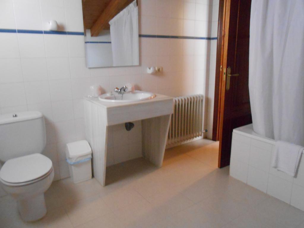 Hostal Burgos 토레카바예로스 외부 사진