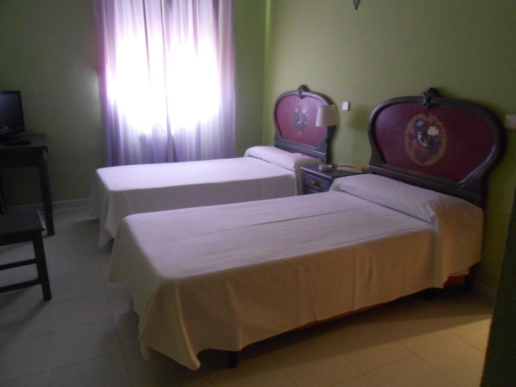Hostal Burgos 토레카바예로스 외부 사진