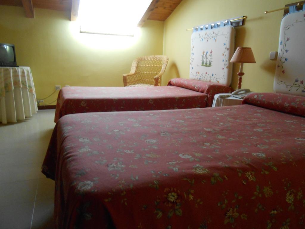 Hostal Burgos 토레카바예로스 객실 사진