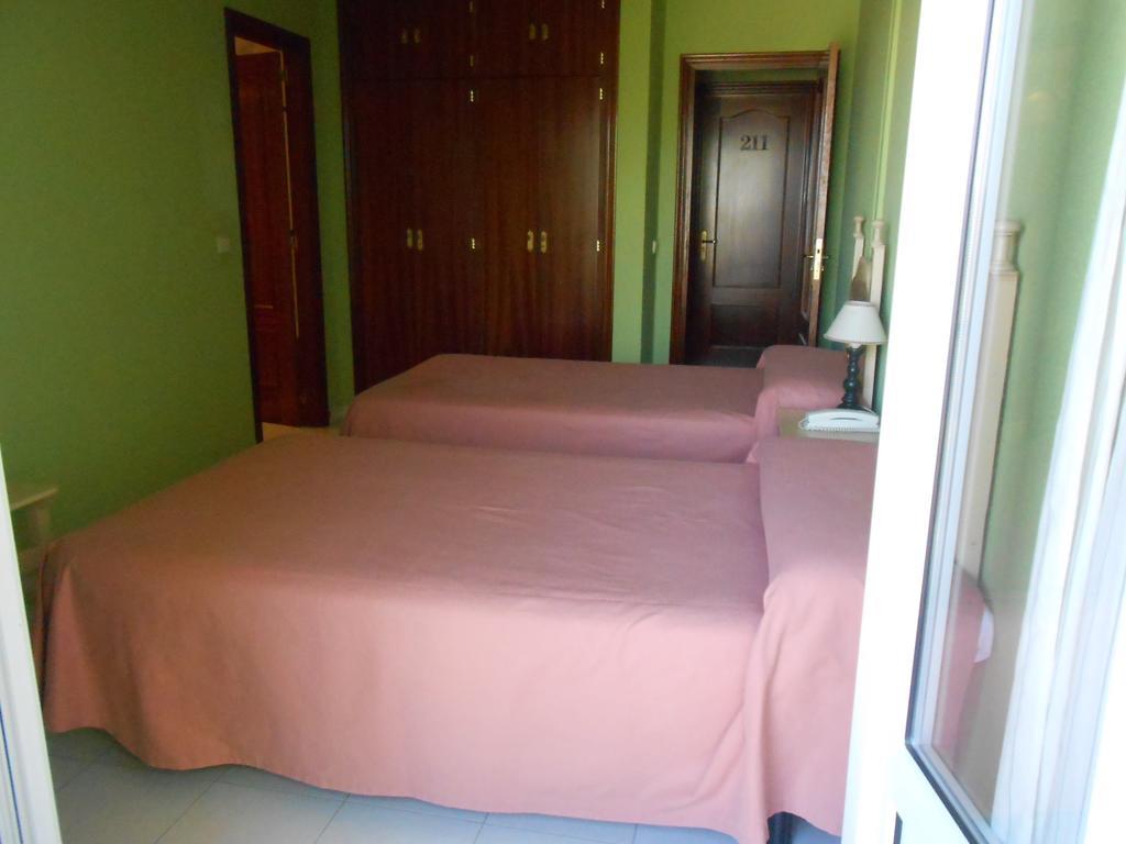 Hostal Burgos 토레카바예로스 객실 사진